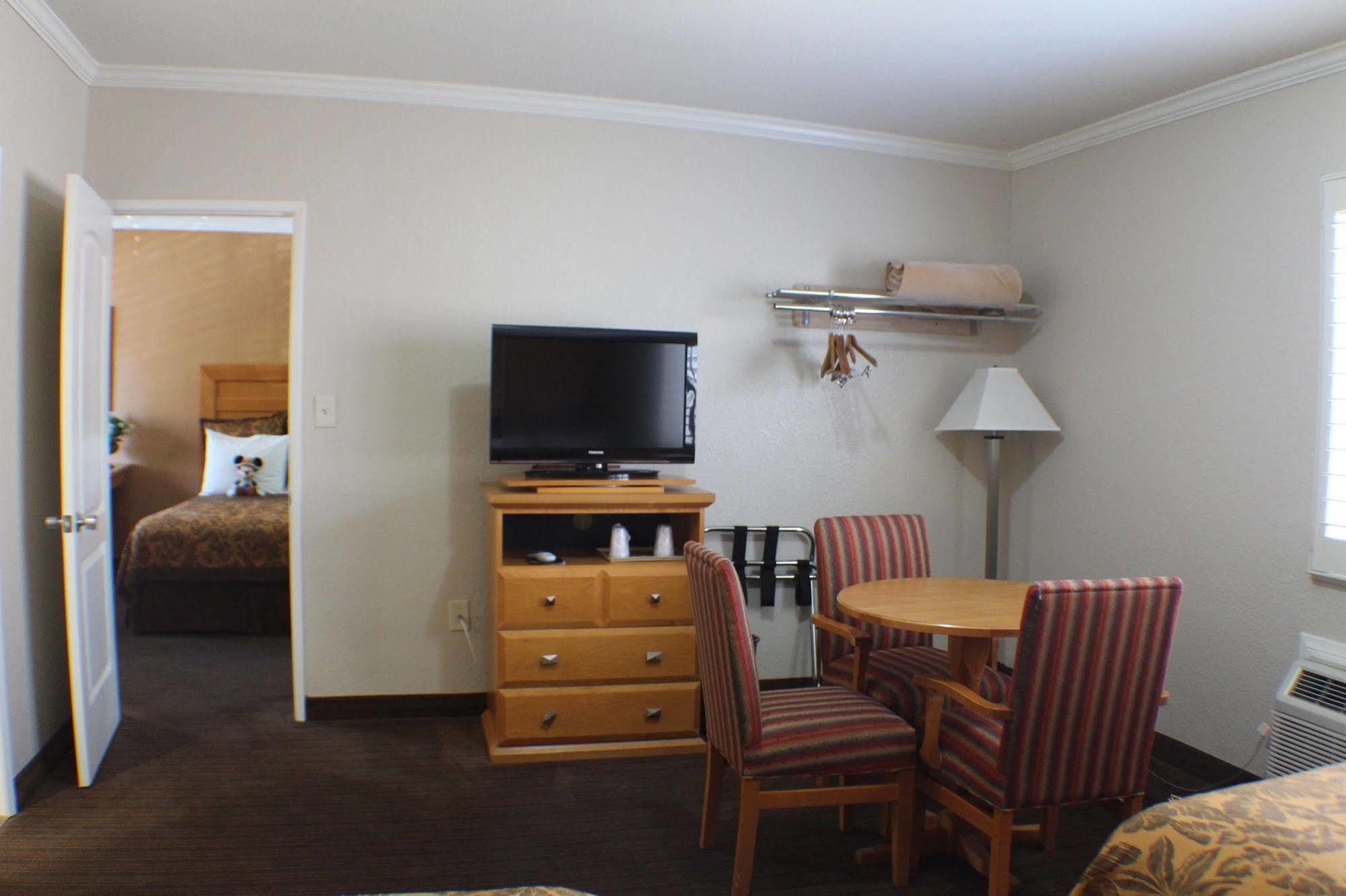 Anaheim Islander Inn And Suites Near Park And Convention Center Экстерьер фото